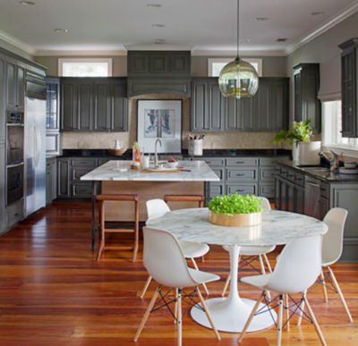 Kitchen table Pendant Light Creates a Modern Centerpiece in a Savannah Home