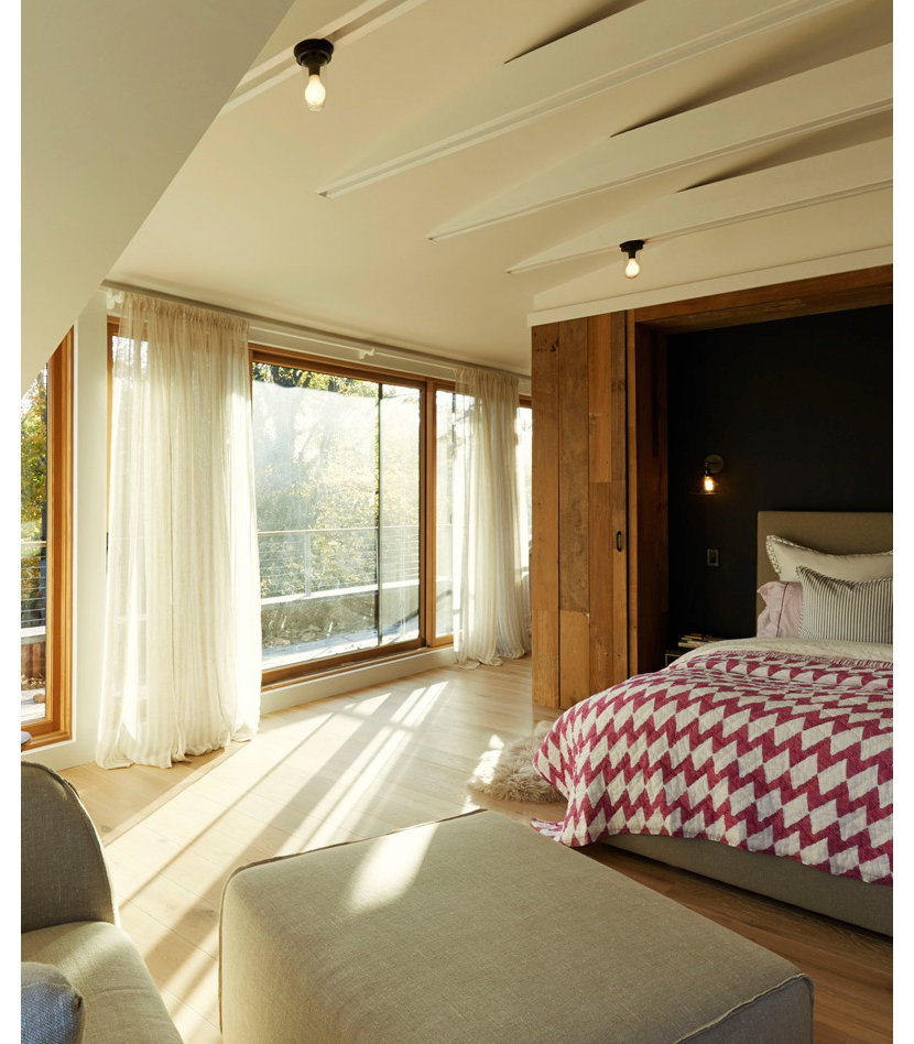 Bedroom of Sands Point House by architect Ole Sondresen