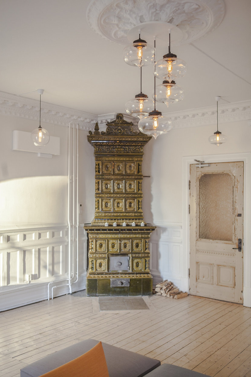 Minaret Modern Pendant Lights Hang From A Contemporary Chandelier Minaret Modern Pendant Lights Hang From A Contemporary Chandelier